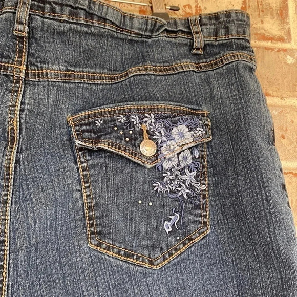 Jeanbay Medium Wash Denim Embroidered Floral Flap Pockets - Picture 3 of 8